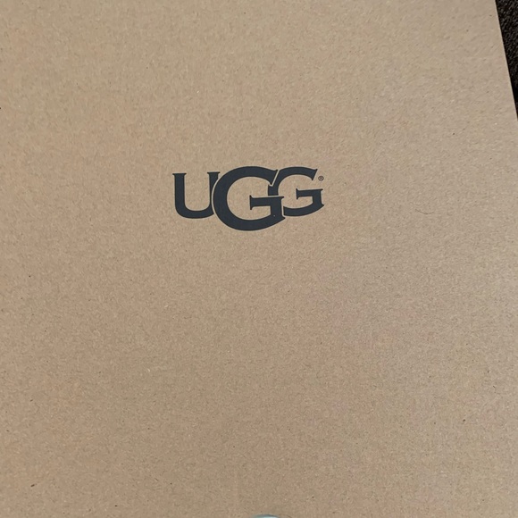 Women’s Uggs - Picture 2 of 6